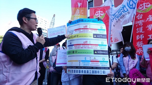 ▲醫護躺地「拒修惡勞基法」:你的沈默,將產生更多棺木!。(圖/記者嚴云岑攝)