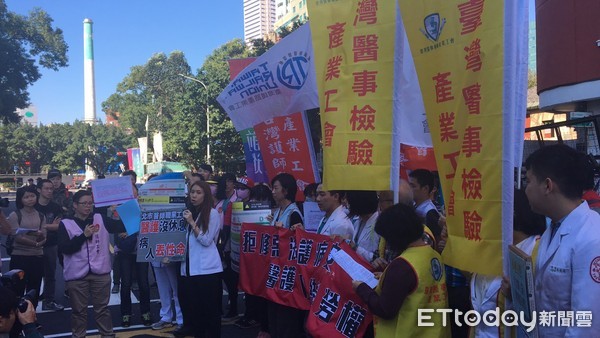 ▲醫護躺地「拒修惡勞基法」:你的沈默,將產生更多棺木!。(圖/記者嚴云岑攝)