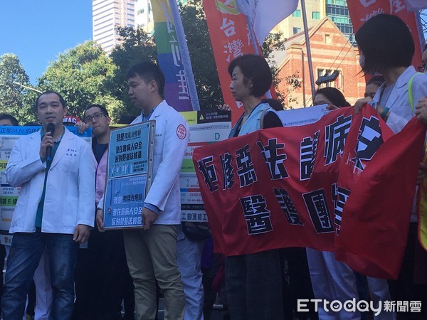 ▲醫護躺地「拒修惡勞基法」:你的沈默,將產生更多棺木!。(圖/記者嚴云岑攝)