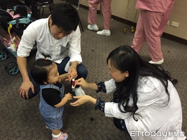 ▲24周早產「全身插管」 750克巴掌仙子現成「大眼萌娃」。(圖/國泰醫院提供)