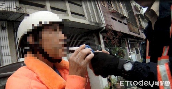 ▲天冷喝3口高粱取暖 嘉義男「無照酒駕」險撞來車。(圖/記者謝侑霖翻攝)