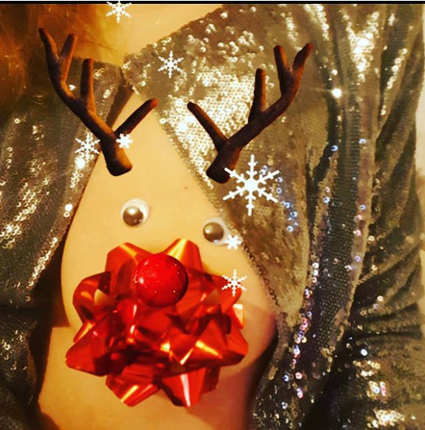 ▲▼聖誕節流行「露乳麋鹿」。（圖／翻攝自IG，#reindeerboob）