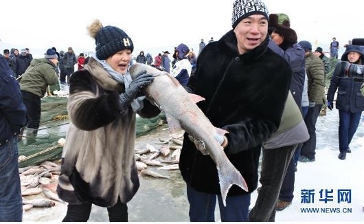 ▲▼遊客在黑龍江省牡丹江市鏡泊湖參觀冬季捕魚現場。（圖／新華網）
