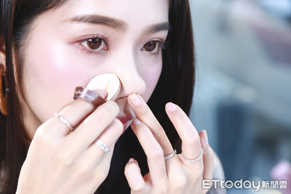 ▲▼網紅曾玄玄使用雪花秀氣墊粉餅化妝教學。(圖/記者黃克翔攝)