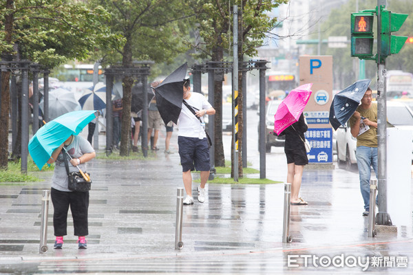 ▲▼颱風天,下雨,行人,颱風,強風,行人安全,天氣（圖／記者季相儒攝）