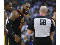 詹姆斯(LeBron James)直言，「我就連打電動，都沒有輸這麼慘過！」