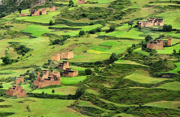 近代以來,西藏自治區內部規模最大的人口遷徙將在藏東金沙江邊啟動,未來兩三年間,被稱為大陸父系氏族社會「活化石」的「三岩人」將分批逐步搬離祖祖輩輩難以逃離的貧瘠之地。(圖/新華社)