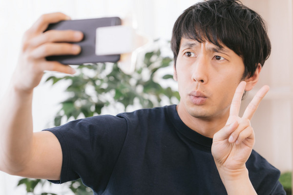 ▲▼自拍,自戀,男人,裝可愛。(圖/翻攝自pakutaso)