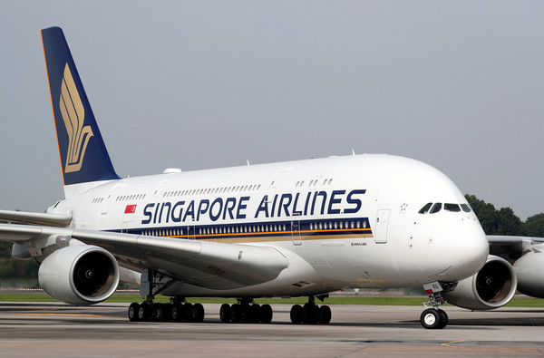 ▲▼ 新加坡航空配備全新客艙產品的首架A380客機，飛抵樟宜機場（Changi Airport）。（圖／路透社）
