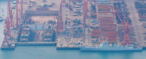 ▲▼大連造船廠船塢內出現2艘052D型、2艘055型驅逐艦工程。（圖／翻攝自大陸網站）
