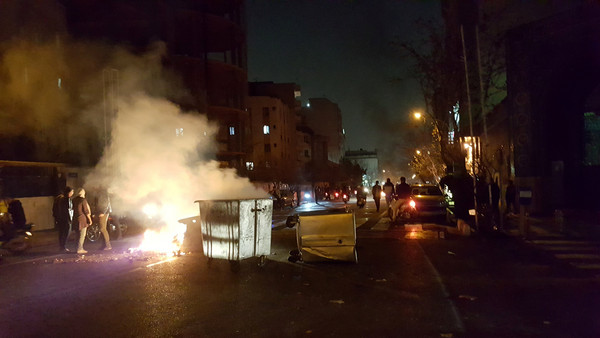 ▲▼民眾30日在伊朗首都德黑蘭抗議。（圖／路透社）
