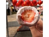 天氣異常導致今年草莓提前採收，讓民眾可以提前吃到草莓系甜點，「紅土丘陵：真心芋泥球」最熱賣的草莓口味已開始供應，採用跟蛋糕很搭的香水品種，是店內熱銷口味之一。