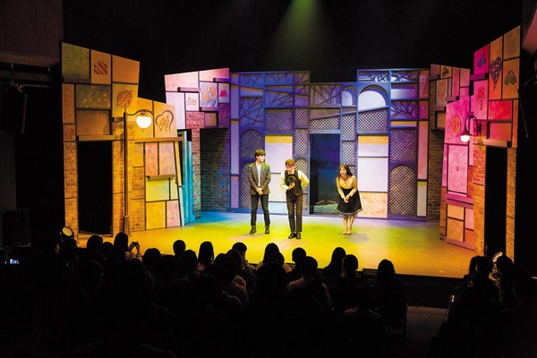 《尋找金鐘旭》很受年輕女性喜歡,主角們謝幕時獲得許多掌聲。