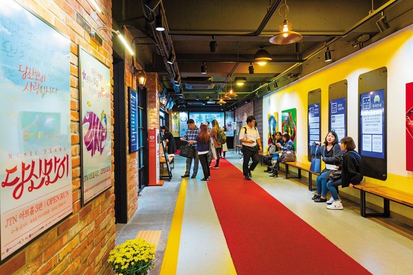 JTN Art Hall大廳明亮,動線清楚。