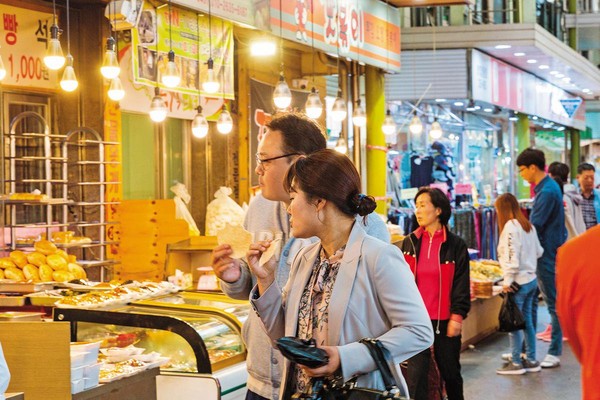 韓國年輕人假日也會晃進傳統市場。