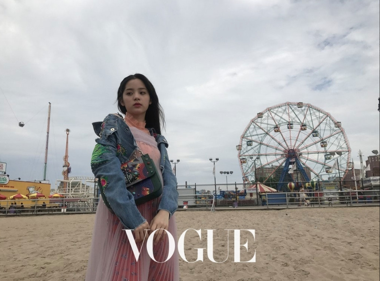 ▲歐陽娜娜封面穿搭。（圖／翻攝VOGUE TAIWAN官網）