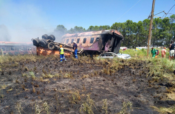 ▲▼南非貨車撞翻火車，已知12死上百傷。（圖／翻攝自ER24 EMS推特）