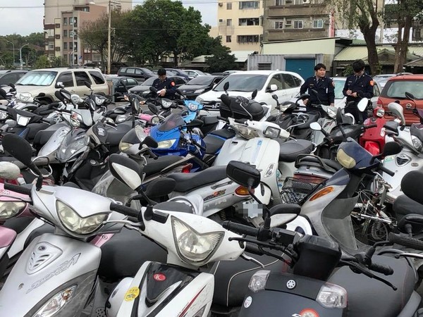 ▲▼新竹一處停車場,機車停一列整齊劃一,結果通通被開單。(圖/翻攝新竹爆料公社)