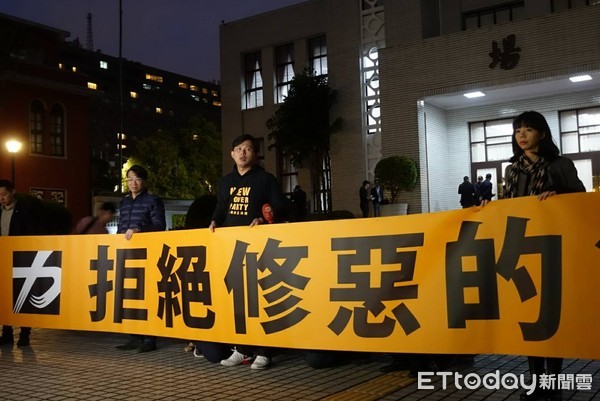 ▲▼時代力量走出議場。（圖／記者翁嫆琄攝）