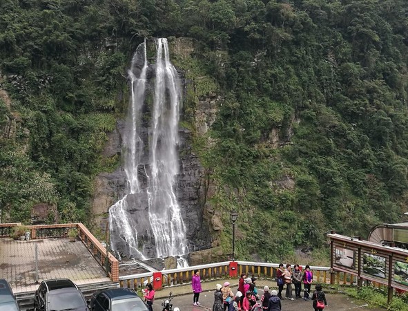 台車瀑布站附近的觀景台是欣賞烏來瀑布的最佳位置。