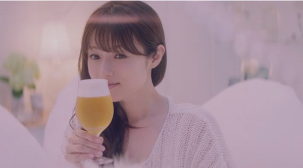 ▲深田恭子曾在同志酒吧大喊「我最愛喝酒！」（圖／翻攝自YouTube）