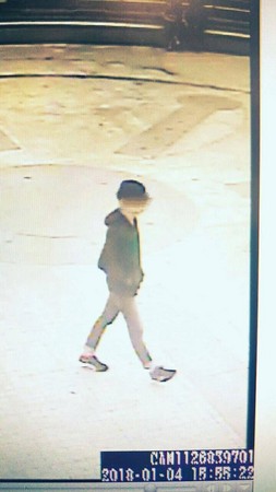 陳男逃跑身影被監視器拍下。(翻攝畫面)