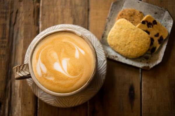 每2至3週換不同咖啡豆，這杯「拿鐵」用的是衣索比亞日曬加水洗豆。（100元／杯）