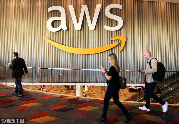 ▲▼ 亞馬遜旗下的亞馬遜雲端服務AWS（Amazon Web Service）將在新北市板橋區設立的第一個聯合創新中心。圖為美國民眾路過內華達州拉斯維加斯的亞馬遜AWS年度大會現場。（圖／CFP）