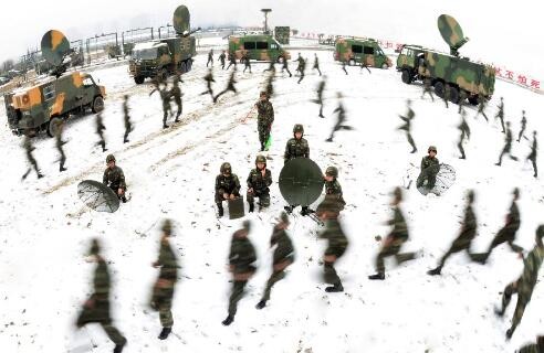 解放軍2018年開訓動員，火箭軍某通信團在嚴寒天氣下展開多網系實兵實裝演練（1月4日攝）。（圖／翻攝自新華社）