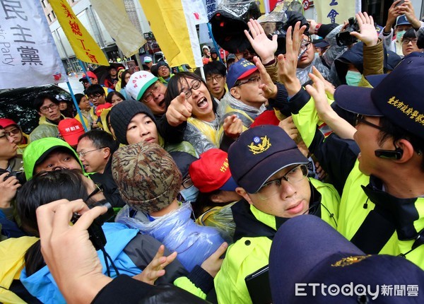 ▲勞團抗議勞基法修惡、立法院外、與警方推擠衝突▼。（圖／記者屠惠剛攝）