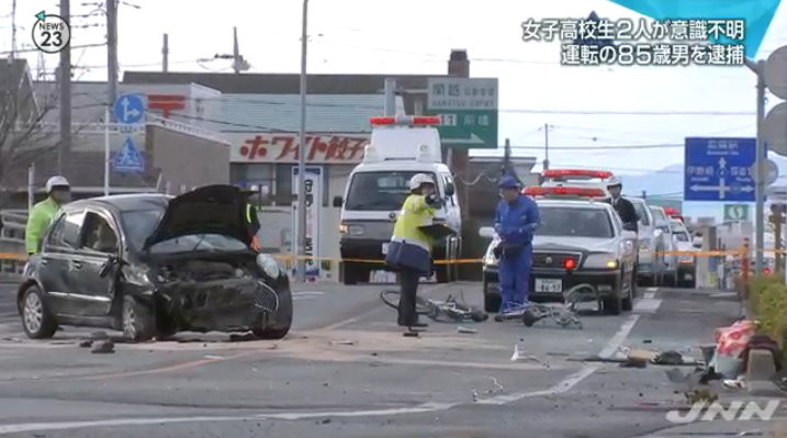日本群馬縣前橋市兩名騎單車的女高中生在上學途中，遭到85歲川端清勝駕駛的車輛高速撞擊，目前兩人傷重命危。（圖／翻攝《JNN NEWS》）