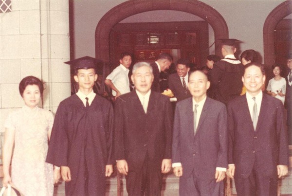 林蔚山（左2）自大同工學院畢業時，祖父林尚志（右2）與父親林挺生（右1）、母親林陳秀鑾（左1）前來參加典禮。（大同公司提供）
