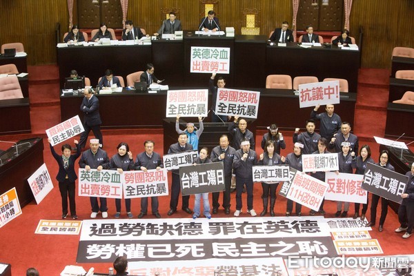 ▲▼1.10立法院臨時會,勞基法徹夜審議,國民黨立法院黨團抗議勞基法修法。（圖／記者季相儒攝）