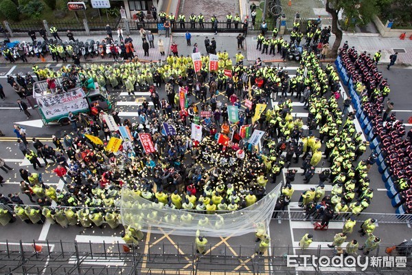 ▲▼1.10立法院臨時會,勞團不滿勞基法三讀通過，繞行立法院撒冥紙抗議。（圖／記者季相儒攝）