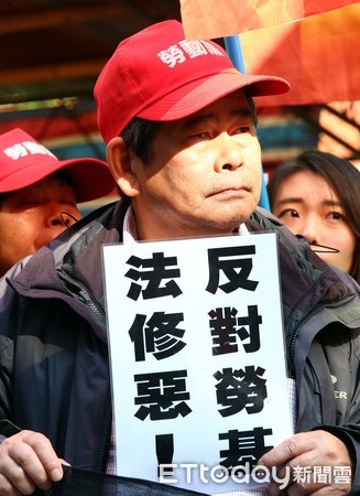 ▲立法院三讀通過勞基法修正案,場外勞團繞行立法院周邊抗議,記者會▼。(圖/記者屠惠剛攝)