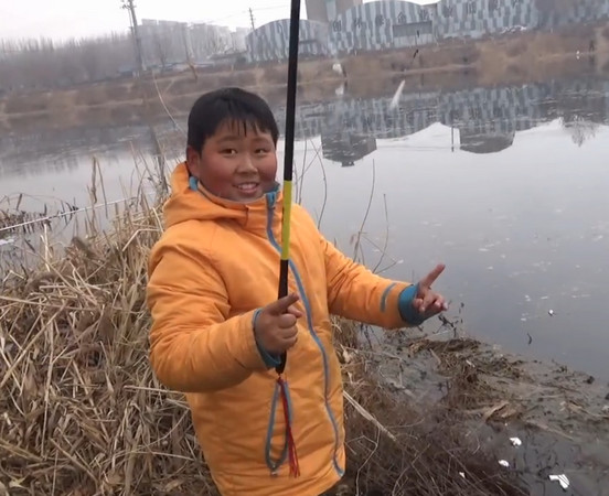 ▲▼山東少年戒手遊，愛上釣魚。（圖／翻攝自梨視頻）