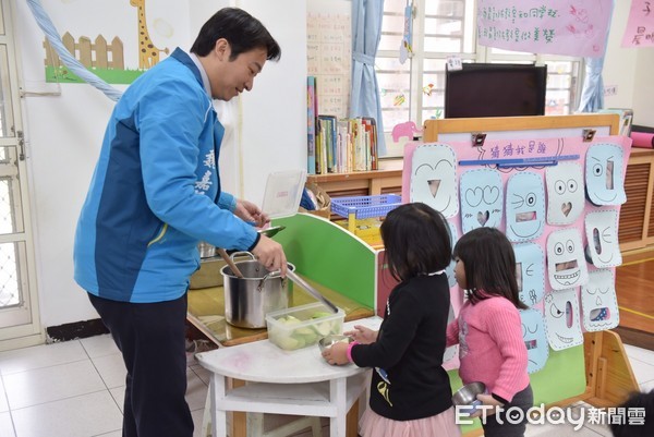 花蓮市長魏嘉賢前往市立幼兒園與小朋友一起共進營養午餐，除了關心當天菜色外，也親自為小朋友們盛湯、夾水果，共同度過溫馨的午餐時光。（圖／花蓮市公所提供）