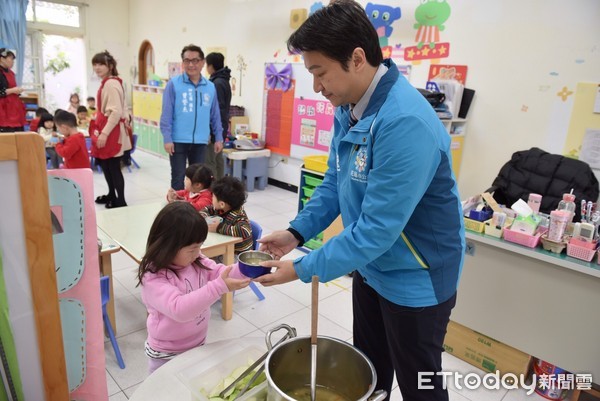 花蓮市長魏嘉賢前往市立幼兒園與小朋友一起共進營養午餐，除了關心當天菜色外，也親自為小朋友們盛湯、夾水果，共同度過溫馨的午餐時光。（圖／花蓮市公所提供）