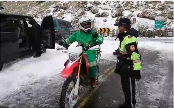 ▲最狂郵差，越野車上合歡山雪地送信。（圖／翻攝畫面）