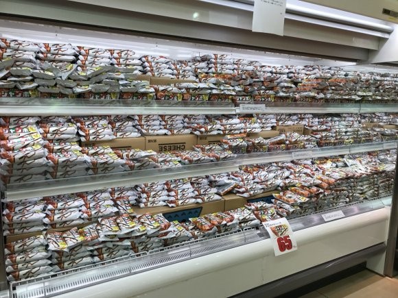 ▲日本超市冰櫃被塞滿了巧克力雪派，讓人看了傻眼。（圖／翻攝自207ryomaruyama推特，下同）