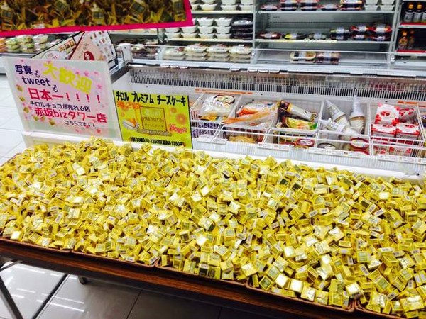 ▲日本超市店員訂太多貨，自潮是全日本最多巧克力的店家，可愛的宣傳語讓人看了會心一笑。（圖／翻攝自tosicocity推特）