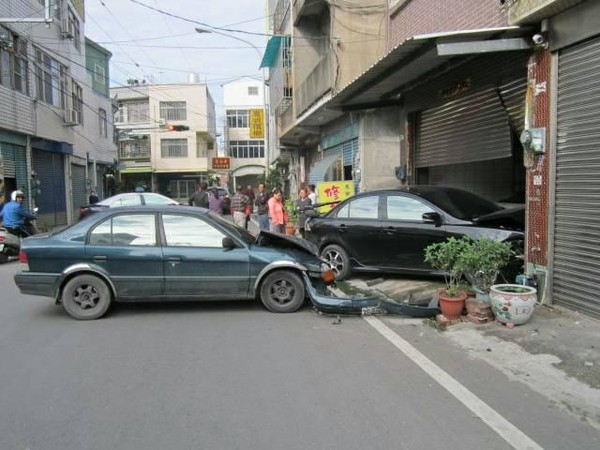 呂姓駕駛酒駕失控衝撞民宅，險波及2輛轎車，打橫路中間。（警方提供）