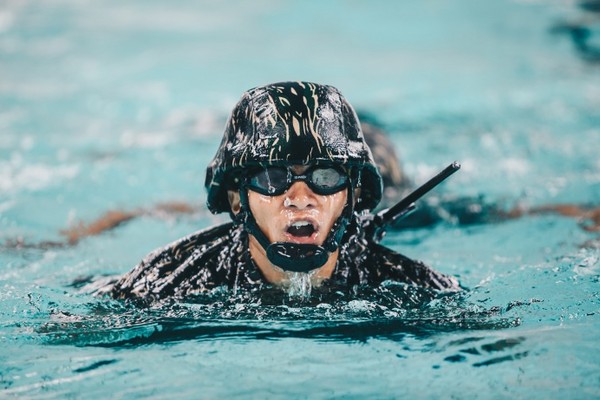 「200公尺武裝游泳」測驗，考驗小蝌蚪們的游泳技能，還有低溫下保持堅定的意志力。（圖／軍聞社／兩棲偵搜大隊提供）