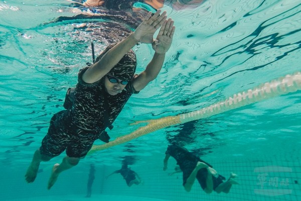 「200公尺武裝游泳」測驗，考驗小蝌蚪們的游泳技能，還有低溫下保持堅定的意志力。（圖／軍聞社／兩棲偵搜大隊提供）