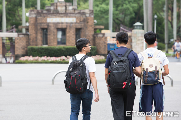 ▲▼高教專題搭配示意照。高教崩壞、高教、大學校園、大學生、高等教育、台大、台大校門（圖／記者季相儒攝）