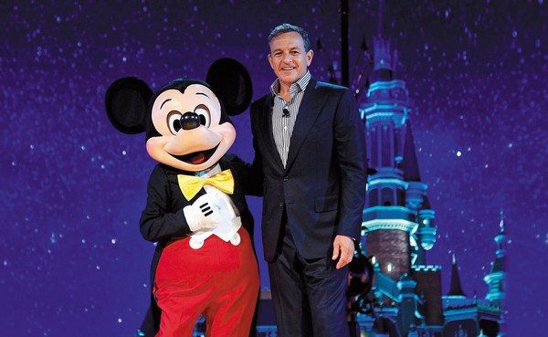 迪士尼日前宣布收購21世紀福斯集團旗下的娛樂資產，圖為迪士尼總裁鮑伯艾格。（東方IC）