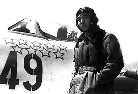 解放軍王牌飛行員王海，與其合影戰機上的9顆星代表在抗美援朝戰爭中，他所擊落、擊傷的9架敵機。（圖／翻攝自新浪軍事）