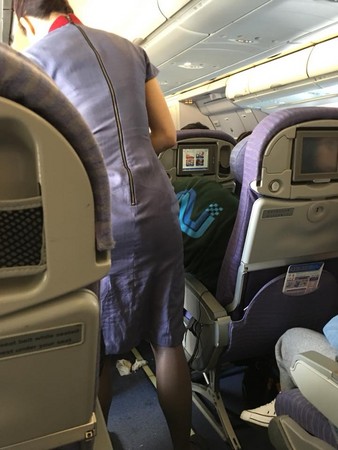 ▲女子在往香港的飛機上，喝到爛醉狂吐。（圖／翻攝自爆料公社，下同）