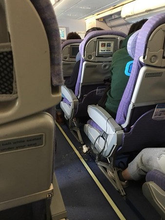 ▲女子在往香港的飛機上，喝到爛醉狂吐。（圖／翻攝自爆料公社，下同）