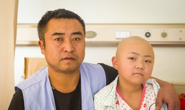 ▲▼遼寧丹東一名7歲女童罹癌兩年多，家中為了治好她的病幾乎花光了積蓄。（圖／翻攝自遼瀋晚報）